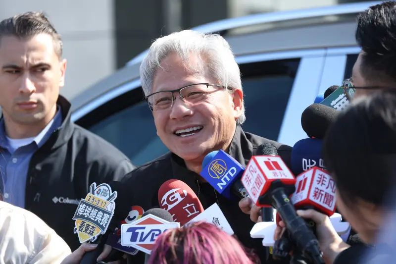 ▲輝達執行長黃仁勳今（29）日下午抵達台灣，受訪時他談及台美關稅以及台積電赴美投資，認為這是一個非常好的結果。（圖╱記者陳明安攝）