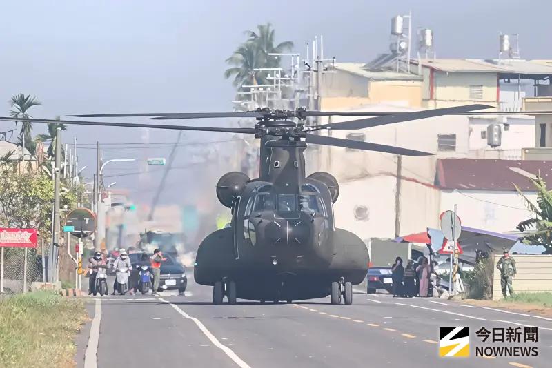 ▲陸軍航特部空降訓練中心於屏東潮州空降場實施高空滲透跳傘訓練，官兵自CH-47SD直升機登機。（圖／記者莊全成攝，2026.01.29）