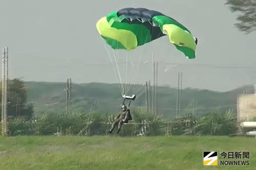 ▲訓練以實戰化情境規劃，學員採「自跳自拉」方式完成空中操作，從離機、開傘、操傘到進場落地。（圖／記者莊全成攝，2026.01.29）