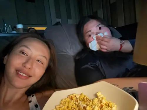 ▲薔薔（左）看《陽光女子合唱團》沒有掉淚，友人則是哭得唏哩嘩啦。（圖／林嘉凌 薔薔Maze臉書）