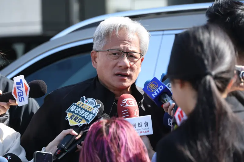 ▲輝達執行長黃仁勳今日聽到蔣萬安邀約，似乎不曉得此事，並詢問媒體這週是否有空。（圖╱記者陳明安攝