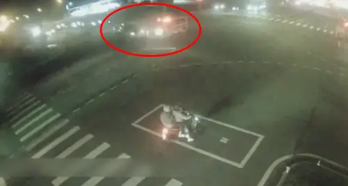 ▲宜蘭一輛載著病患的救護車，28日於路口遭小客車攔腰猛撞。（圖／翻攝畫面）