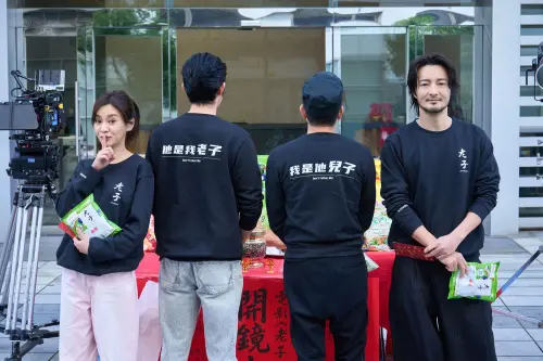 ▲郭富城（右二）、王柏傑（左二）穿著劇組特製電影T恤，真正的父子關係成謎。（圖／網銀國際影視提供）