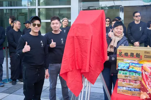 ▲郭富城（左起）、總監製陳宜旻、聯合執行監製梁美薇共同揭開紅布。（圖／網銀國際影視提供）