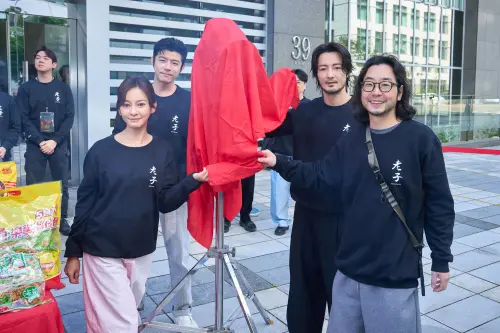 ▲陳意涵（左起）、王柏傑、古斌、導演許富翔共同揭開紅布。（圖／網銀國際影視提供）