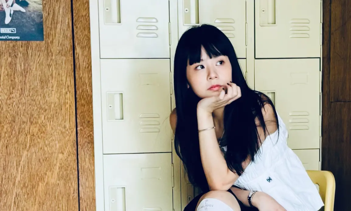 ▲歌手163braces（吳朵芸，如圖）在疫情間因隨興上傳翻唱影片爆紅，坐擁5千萬點閱與跨國粉絲。她表示其實私下的她是個喜歡看漫畫的宅女，也很容易焦慮，在快速運轉的世界，有時也想按下暫停鍵。（圖／形上娛樂提供）