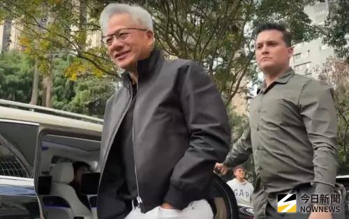 黃仁勳剪完頭髮回飯店！幫粉絲簽名、合照來者不拒
