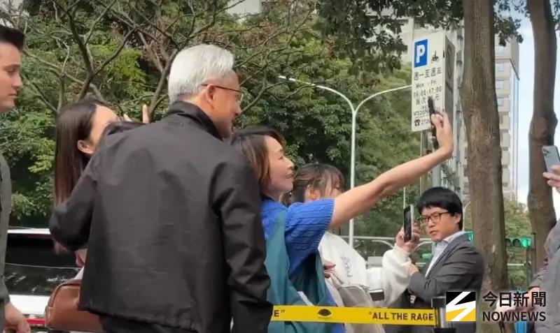    ▲黃仁勳替民眾簽名、合照都來者不拒。（圖／記者李青縈攝）  