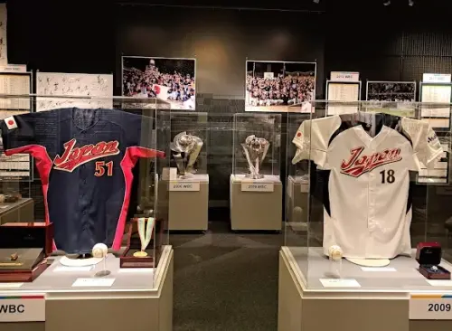 ▲東京巨蛋周邊可以去逛「棒球殿堂博物館」參觀，裡面展示許多日本職棒歷史以及WBC經典賽冠軍寶座哦！（圖/Google評價）