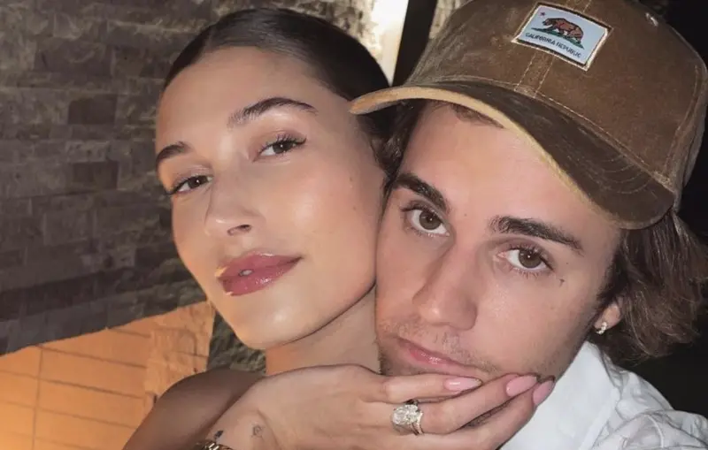 ▲小賈斯汀（右）新專輯入圍了第68屆葛萊美獎，他和妻子海莉過去曾經歷分合，後來於24歲時結婚，29歲就當爸。（圖／翻攝自IG@haileybieber）