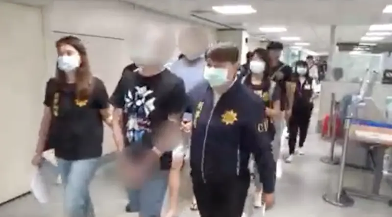 ▲台、日、馬三國聯手近日破獲位於馬來西亞吉隆坡的詐騙機房，逮到台籍53歲楊姓主嫌等人。（圖／翻攝畫面）