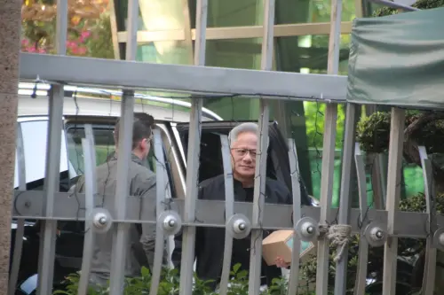 手拿神秘禮盒　黃仁勳16時40分再度來到張忠謀住家
