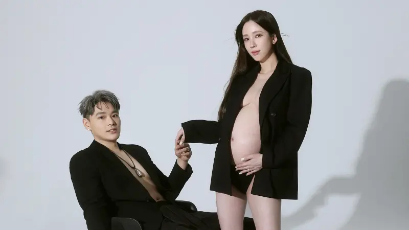 ▲女星愛雅（右）進入孕期倒數，與老公萬先生（左）合拍超辣孕婦寫真，留下真實又時尚的珍貴畫面，同時面對網路惡言選擇提告，展現為母則強的堅定力量。（圖／愛雅辣呦提供）