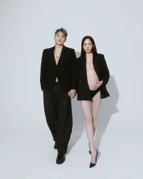 ▲愛雅（右）懷孕進入倒數，腳踩細高跟鞋跟老公萬先生（左）曬超美合照。（圖／愛雅辣呦提供）