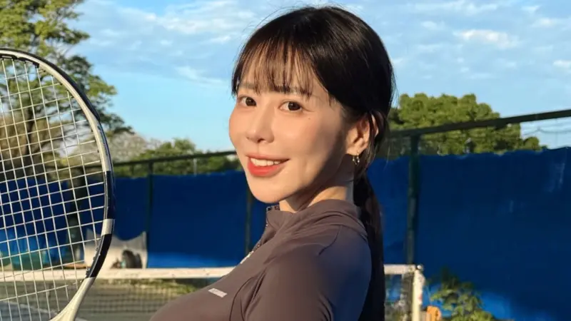 ▲「台灣第一美胸」梓梓上網球課，服裝太過緊身，吸引破萬人按讚。（圖／梓梓 董梓甯IG@t40533）