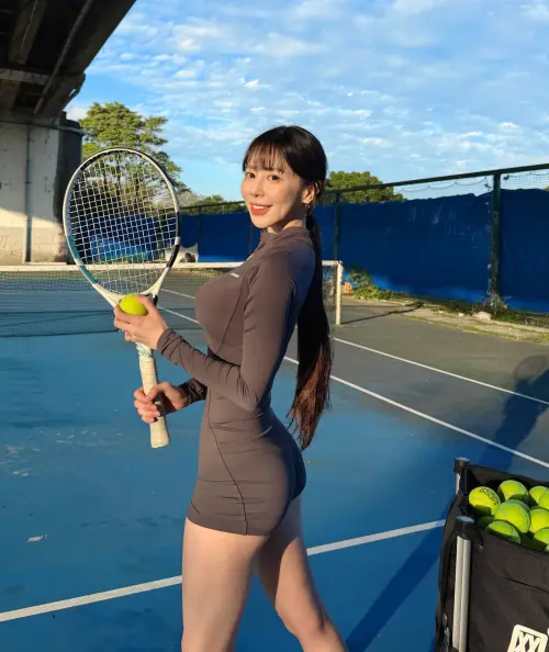 ▲▼梓梓打網球的照片讓許多粉絲歪樓。（圖／梓梓 董梓甯IG@t40533）