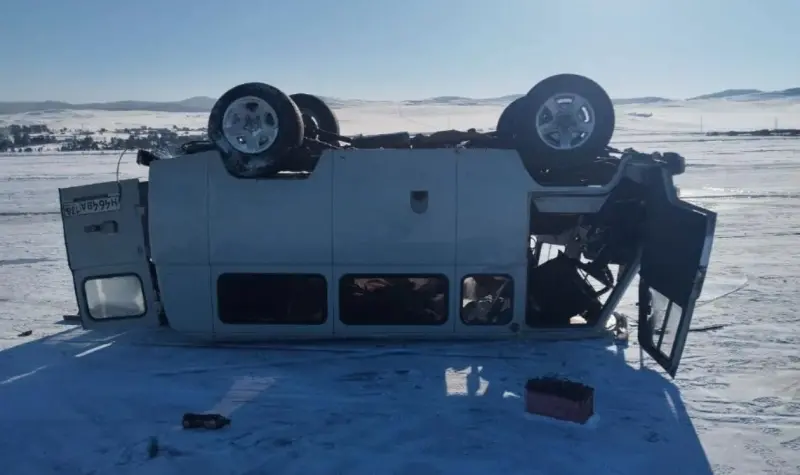 ▲俄羅斯貝加爾湖地區一輛載有中國遊客的車輛，發生翻車事故，1人身亡，俄媒稱車上有台灣人。（圖／翻攝自新華社）