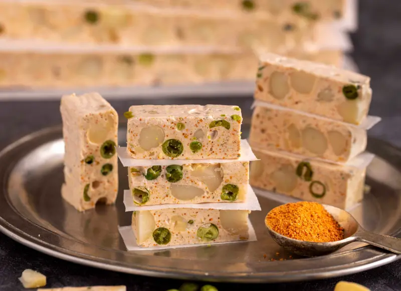 ▲過年必吃牛軋糖，網路烘焙名店「Home Mom Bakery」今年還創意地研發出蒜香明太子、紅椒口味。（圖／Home Mom Bakery提供 www.amberbakery.com.tw）