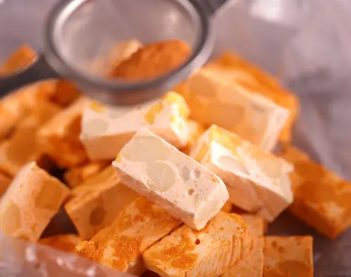 ▲「匈牙利紅椒牛軋糖」外型色澤相當吸睛（圖／Home Mom Bakery提供 www.amberbakery.com.tw）