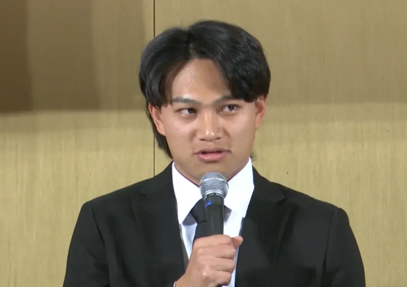 ▲福岡軟銀鷹隊投手徐若熙今日在日本福岡舉辦加盟記者會，談到興趣是「釣蝦」時，CBO城島健司笑出來，「這是我主場，交給我吧。」（圖／截圖自Hawks TV）