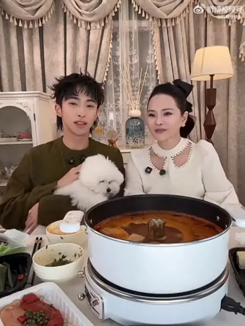 ▲小哈利（左）和媽媽伊能靜合體開直播。（圖／翻攝自鴨鴨好快樂微博）