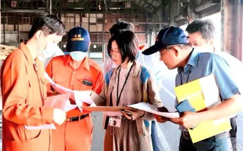 ▲關務署高雄關關務長劉芳祝(右2)和機動稽核組組長廖先鴻(右1)共商全力打擊走私的作為。(圖／關務署高雄關提供)