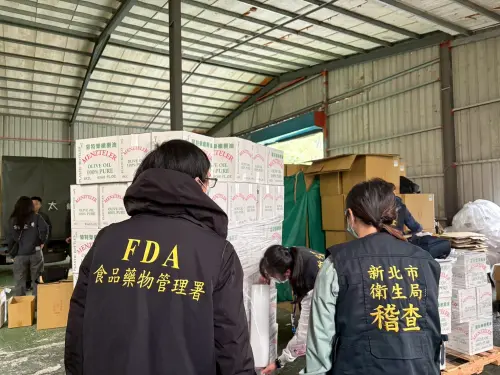 ▲食藥署今年初會同新北市衛生局前往「蒙特樂橄欖油」深坑租用廠房搜索，現場查扣混充設備與問題油品。（圖／食藥署提供）
