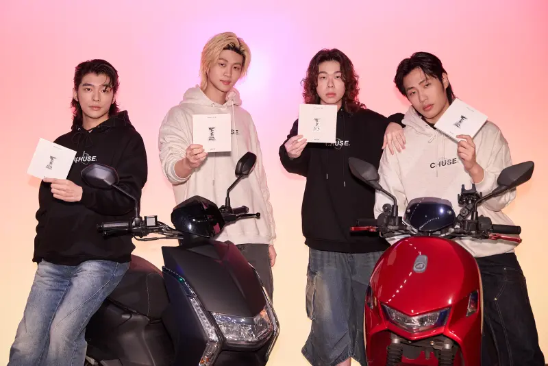 ▲帕拉斯樂團的FAMA（左起）和小葵，都是超級發電機，小葵曾在駐唱時遇到貴婦塞錢求陪酒，還有男性友人對他直球告白。右2為大寶、右1為漢堡。（圖／迷音樂提供）