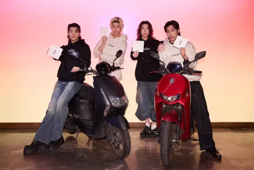 ▲帕拉斯樂團為感謝粉絲支持，推出送專輯到家活動，僅限雙北地區，將會抽出20名粉絲。左起為FAMA、小葵、大寶和漢堡。（圖／迷音樂提供）