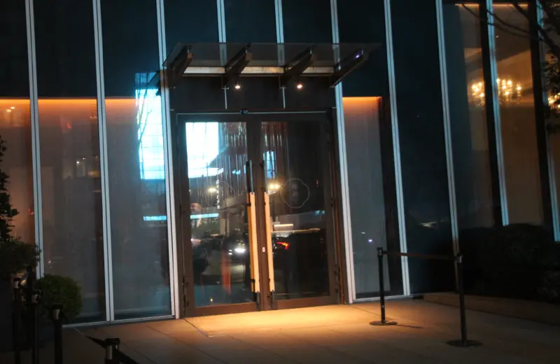 ▲黃仁勳傍晚到台積電創辦人張忠謀在大直住所，隨後再回到東方文華酒店附近的「榕居」用餐。（圖／記者鍾泓良攝影）