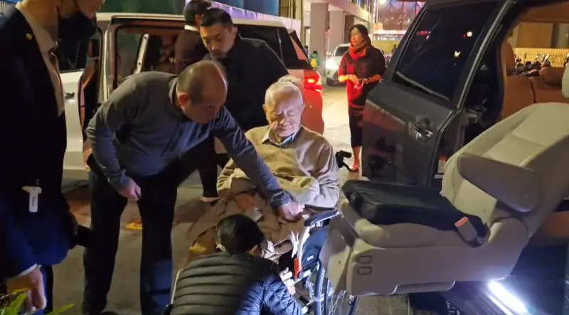 ▲張忠謀也一同來到餐廳用餐,但是卻是坐著輪椅入場。(圖/翻攝畫面)