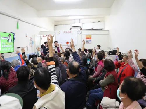 ▲ 尹立連今天上午、下午兩場客廳會現場座無虛席，里民踴躍參與、互動熱絡，（圖／左營、楠梓市議員參選人尹立辦公室提供）