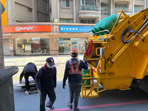 ▲棉被、枕頭、床單、被單、毛毯、抱枕等寢具，以及娃娃都要丟進垃圾車中。（示意圖／記者徐銘穗攝）