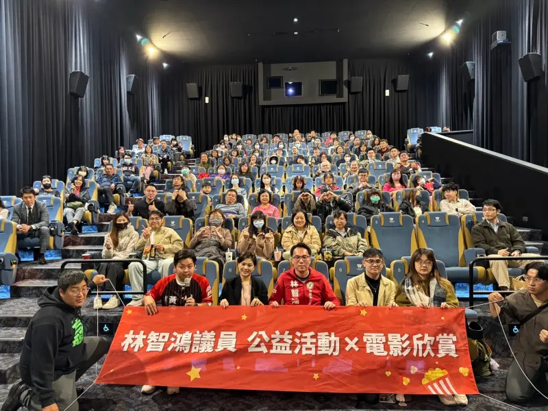 ▲ 述說白色恐怖的電影《大濛》，全國票房已近9800萬元「直逼破億」，高雄市議員林智鴻28日在知名影城包場響應，盼透過實際行動，支持願意關注「白色恐怖」轉型正義的影視作品。（圖／高雄市議員林智鴻辦公室提供）