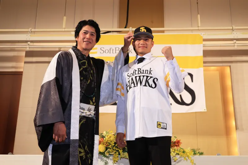 ▲徐若熙加盟福岡軟銀鷹隊，CBO城島健司替徐若熙戴上軟銀球帽。（圖／福岡軟銀鷹提供）