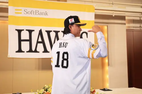 ▲徐若熙穿上福岡軟銀鷹18號球衣，正式展開旅日生涯。（圖／福岡軟銀鷹提供）