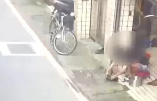 ▲新北新店一名男子遭指當街宰殺幼犬，警方到場後男子稱處理的是果子狸。動保處表示，即便非保育類，公開宰殺仍違反《動保法》與《野保法》，最重可判刑並罰款。（圖／翻攝畫面）