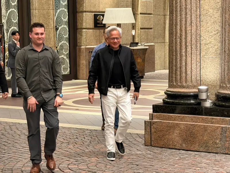 ▲輝達執行長黃仁勳今（29）日榕居餐敘結束後直奔回文華東方飯店，仍親民停下來走去幫粉絲簽名。（圖╱記者林汪靜攝）