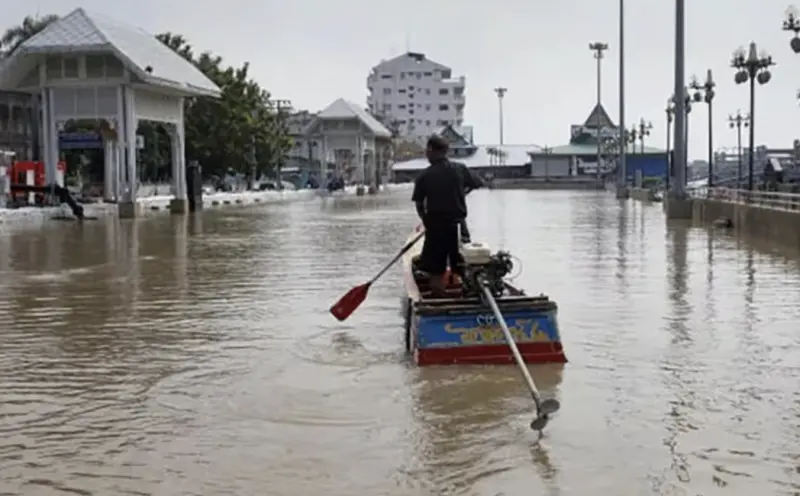 ▲泰國曼谷昭披耶河水位受漲潮影響明顯升高，沿岸低窪地區民眾正加緊準備防汛措施。（圖／翻攝自Bangkok Post）
