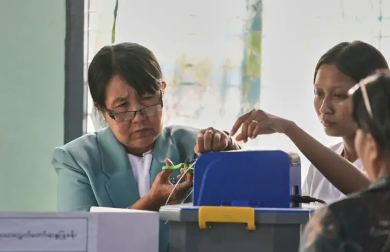 ▲緬甸親軍方的聯邦鞏固與發展黨在大選中取得壓倒性勝利，已具備組建新政府的資格。（圖／美聯社／達志影像）