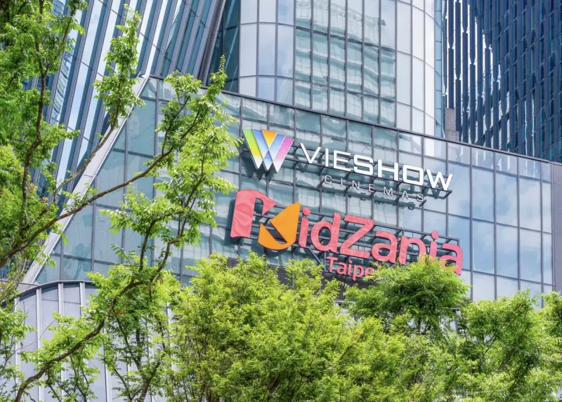 ▲南港LaLaport威秀開業近一年，做出讓總公司滿意的成績，也受到鄰近區域觀眾的歡迎。影城是否必須寄生商場？其實類似的複合式娛樂模式也並非首創，早年的獨棟大戲院已有相近的規劃。（圖／摘自威秀影城粉絲團 FB）