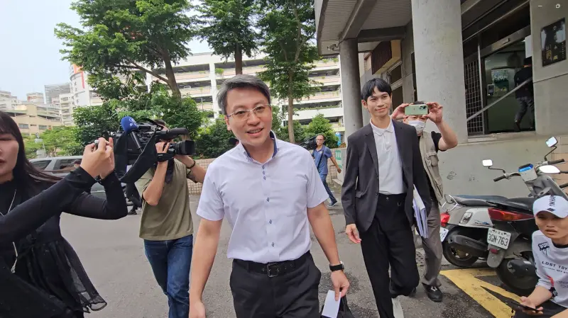 ▲Andy的委任律師林哲健(中)對於群海娛樂抗告駁回確定的回應是,目前還無法確定何時查帳,必須等卷宗送達後才能進行下一步。(圖/記者劉松霖攝,2025.6.18)