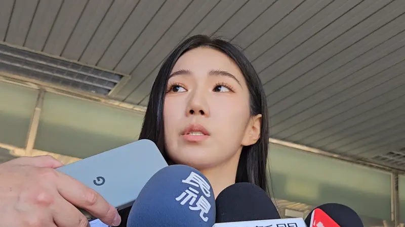 ▲家寧曾透過律師聲明不清楚群海娛樂實際營運,多次請求提供財務資料都沒下文,這份聲明的內容對於Andy查帳也有幫助。(圖/記者劉松霖攝,2025.9.16)