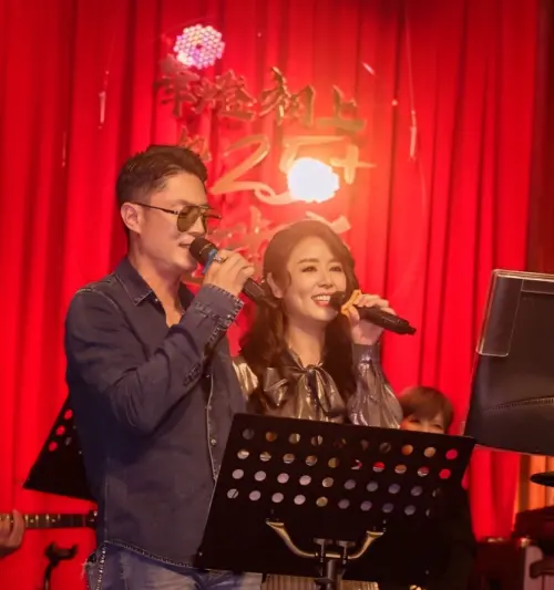 ▲林心如（右）50歲慶生派對上重現《華燈初上》蘿絲媽媽的打扮，和老公霍建華（左）合唱放閃。（圖／Ruby林心如臉書）