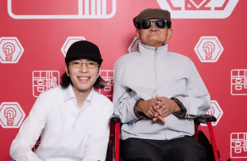 ▲77歲李炳輝（右）受邀出席喜鵲娛樂尾牙，蕭敬騰（左）與他留下合照。（圖／喜鵲娛樂臉書）