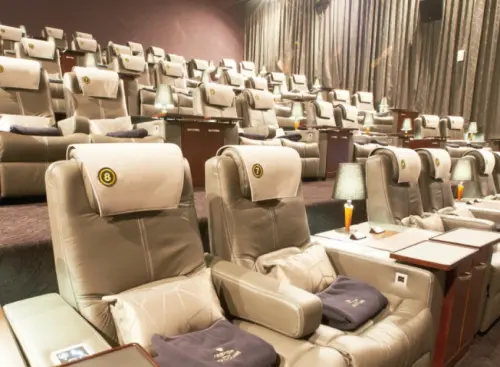 ▲Gold Class影廳堪稱是頭等艙的尊榮享受，主打不是聲音效果以及畫面，而是讓你能用平躺的在電動真皮沙發上看電影。（圖/新竹大遠百威秀影城官網）