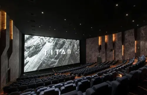 ▲TITAN影廳是特定影城打造出來的豪華升級版影廳，畫面更鮮艷、搭配杜比全景聲，彷彿置身電影場景當中。（圖/台北A13威秀MUVIE CINEMAS）