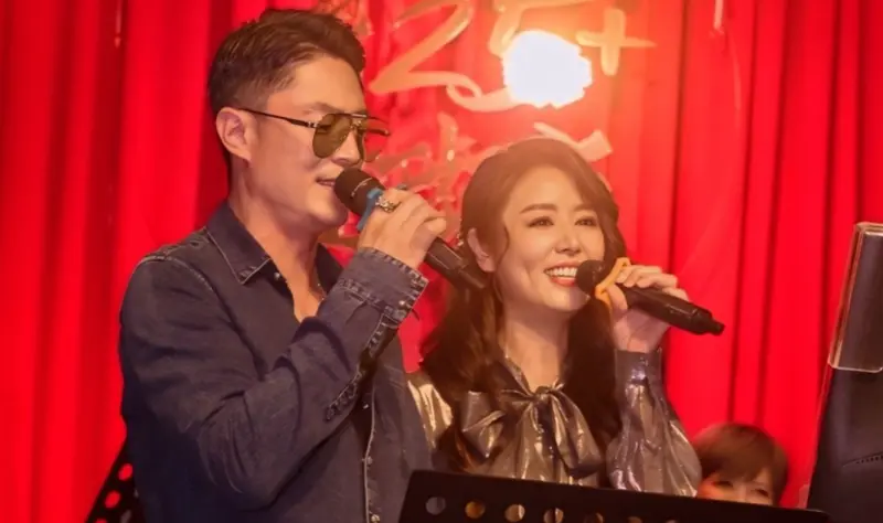 ▲林心如（右）昨晚公開自己50歲慶生派對的現場照片，只見她重現《華燈初上》的布景和蘿絲媽媽的造型，與老公霍建華（左）在台上合唱放閃。（圖／Ruby林心如臉書）