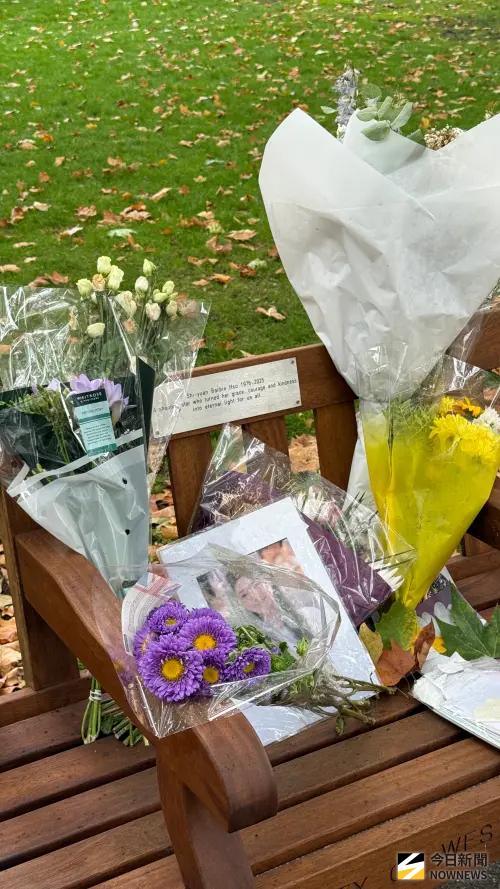 ▲大S的紀念長椅位於英國倫敦的卡文迪什廣場，不少粉絲低調獻花，銘牌上則寫道「她如流星照耀我們所有人」。（圖／記者王意馨攝）