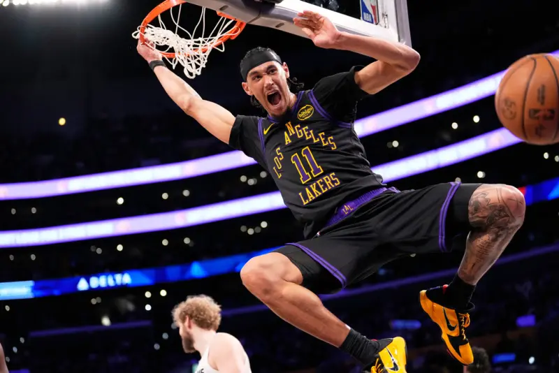 ▲根據權威記者Shams Charania報導，洛杉磯湖人隊中鋒海斯（Jaxson Hayes）與聖安東尼奧馬刺隊超級新秀布萊恩（Carter Bryant）已正式接受邀請，將投入這場年度飛行盛宴。（圖／美聯社／達志影像）